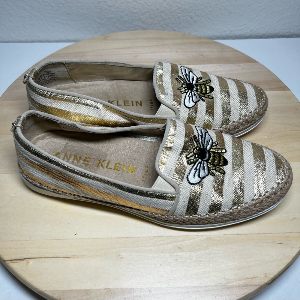 Anne Klein Zarenna Bee Slip On Comfort Women’s Flat Size 7.5M Gold /Natural